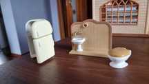Sylvanian Families mebelki – lodówka, umywalka, toaleta