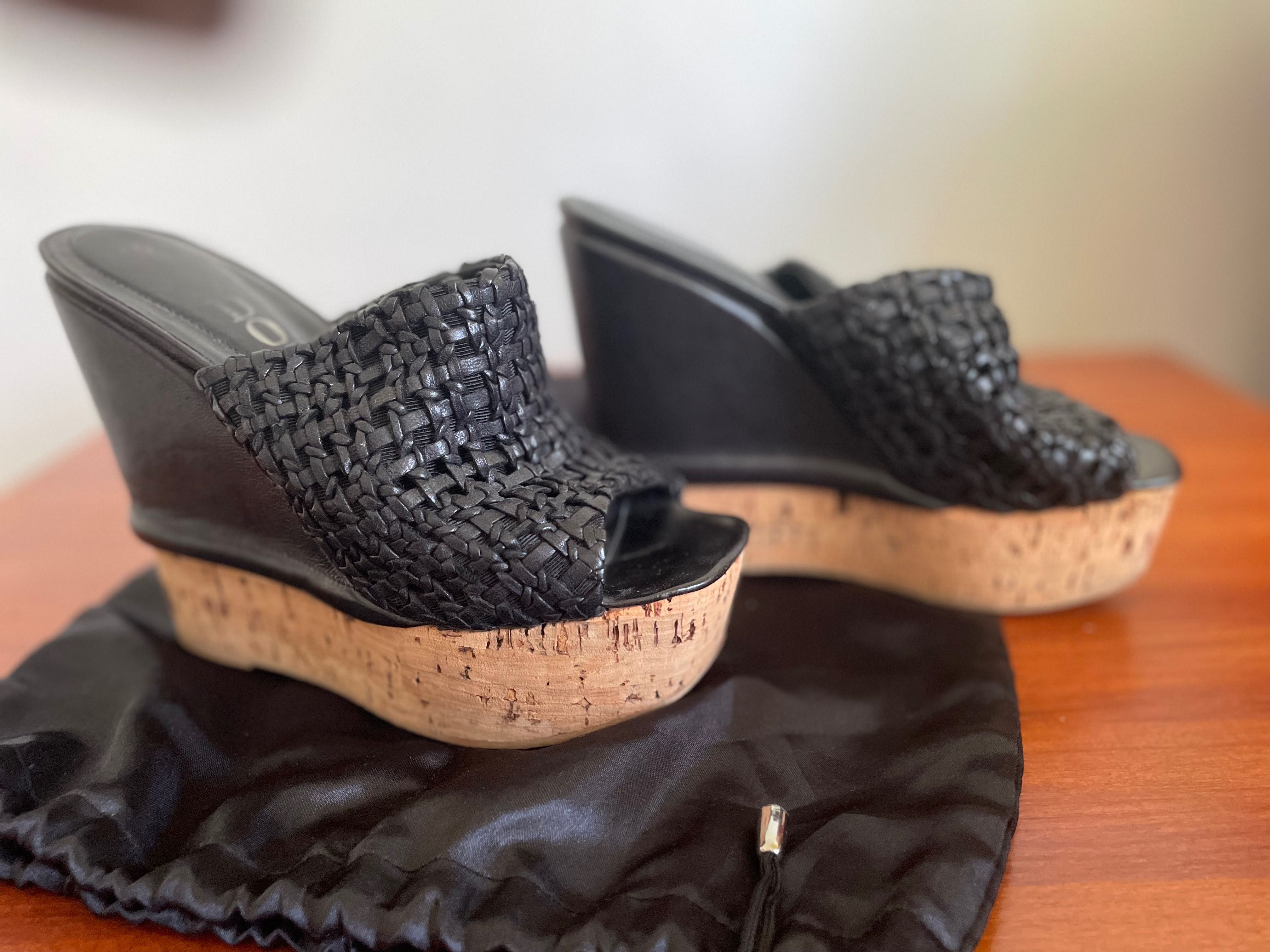 Buty na klinowym obcasie Rodo