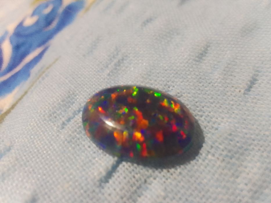 Штучний опал на основі австралійських опалів.