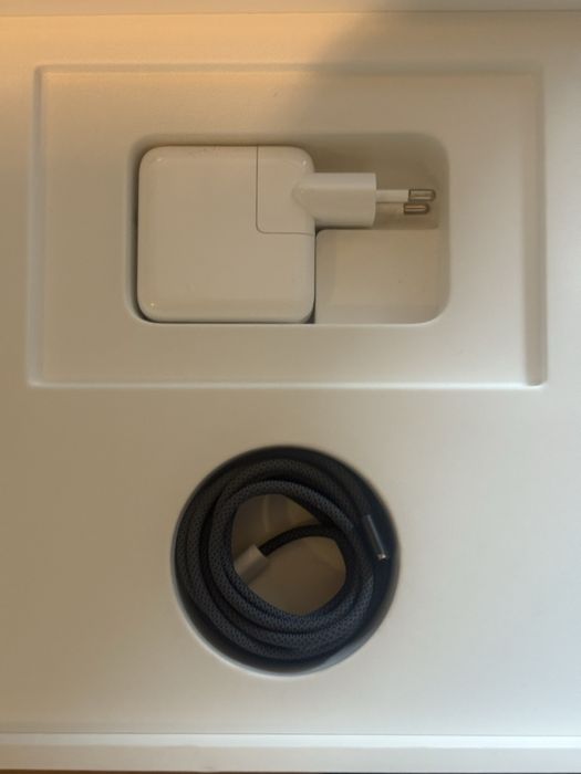 Apple MacBook Air 13″ M3 • 16 GB • 256 GB • 100% bateria • 2024