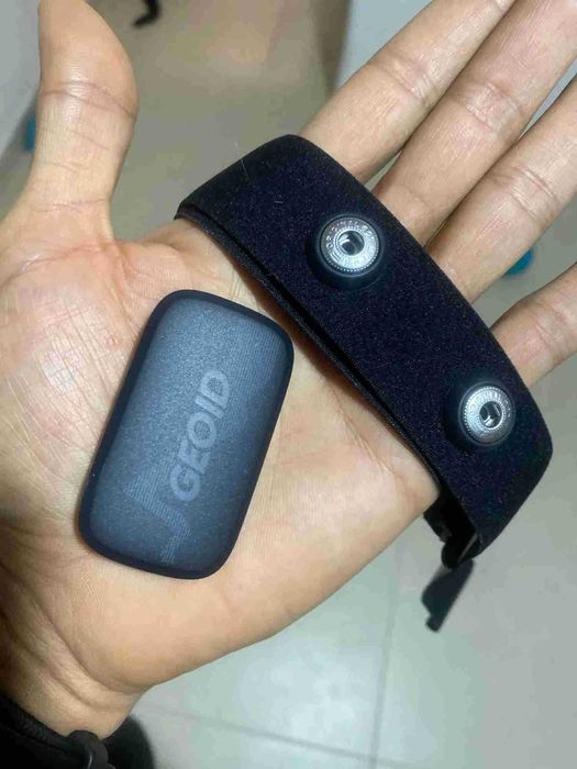 Pulsometr, czujnik tętna z paskiem na klatkę piersiową.