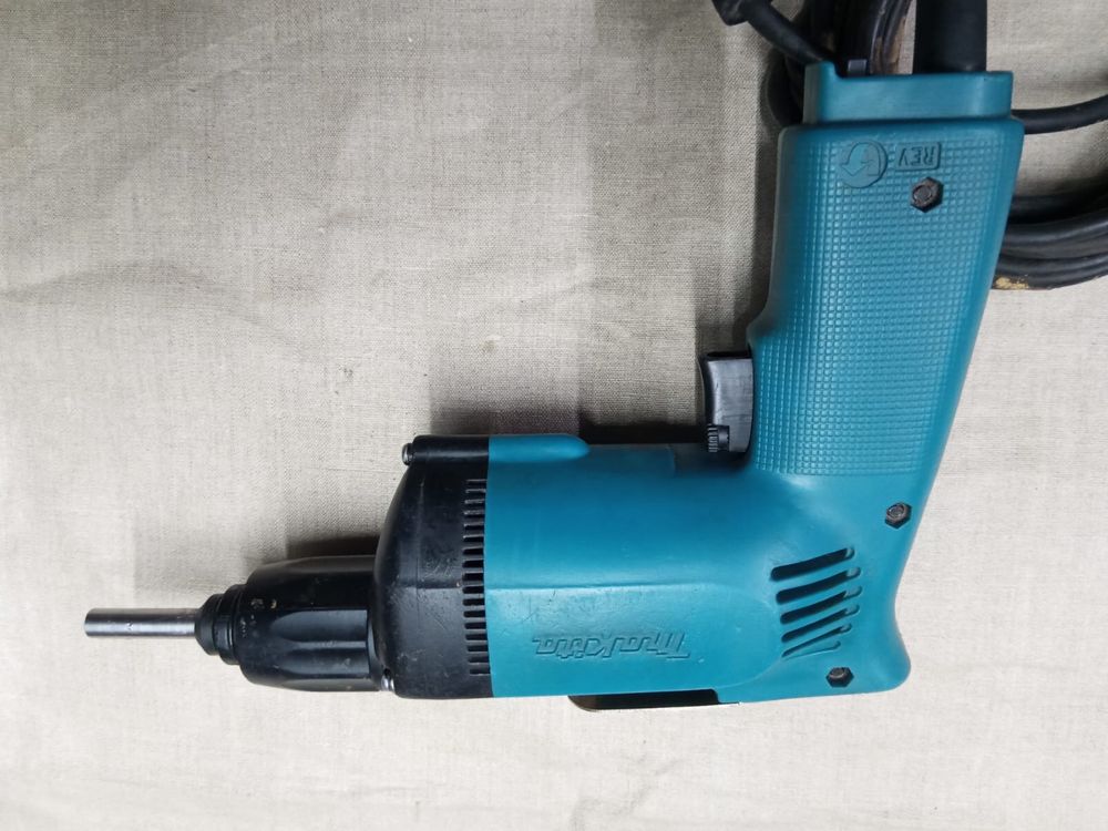 Wkrętarka sieciowa Makita 6822  . 570W