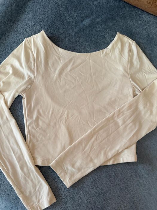 Біла кофта з відкритою спиною