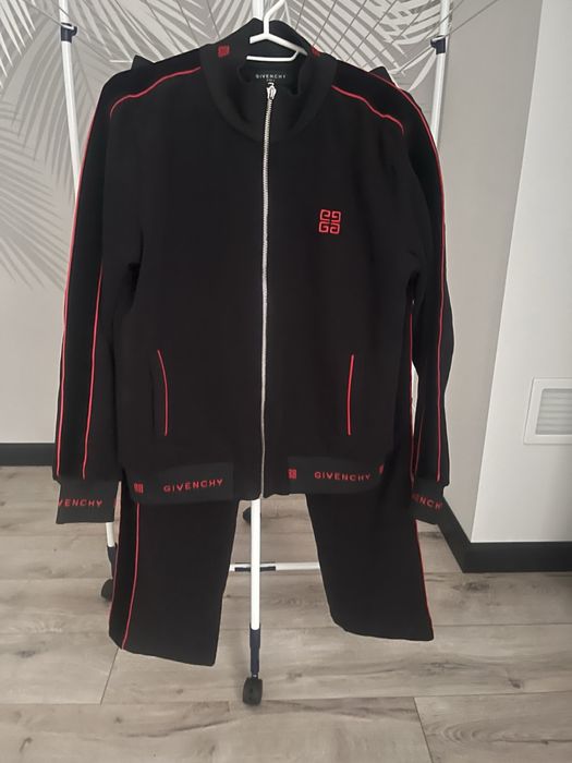 Продам  дуже гарний жіночий спортивний костюм