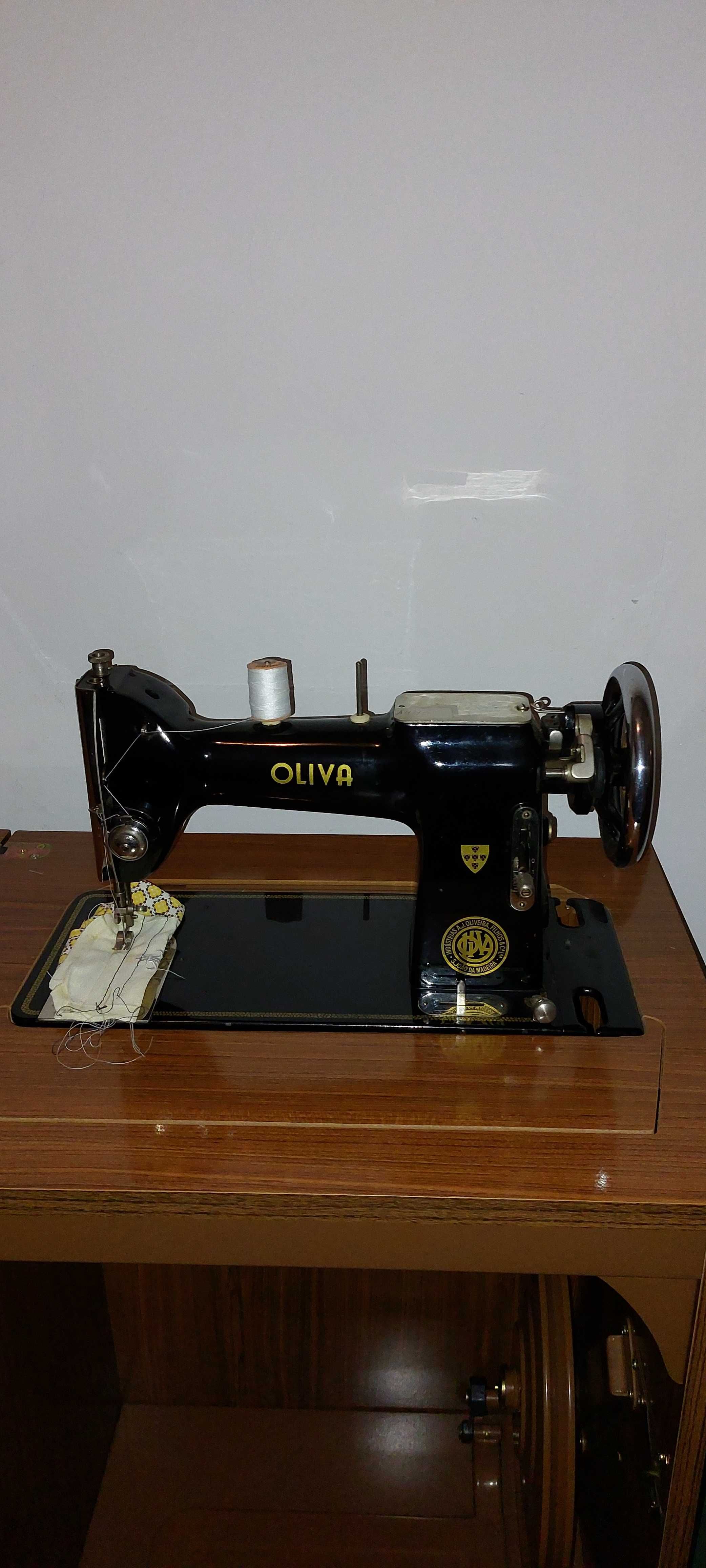Màquina de Costura Oliva CL 45 + Estrutura de metal original