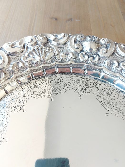 Trabalho magnífico em prata portuguesa. Salva grande.