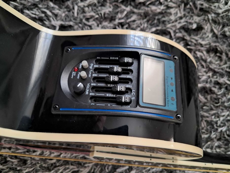 Mikołaj! Gitara akustyczna z przetwornikiem plus wzmacniacz.