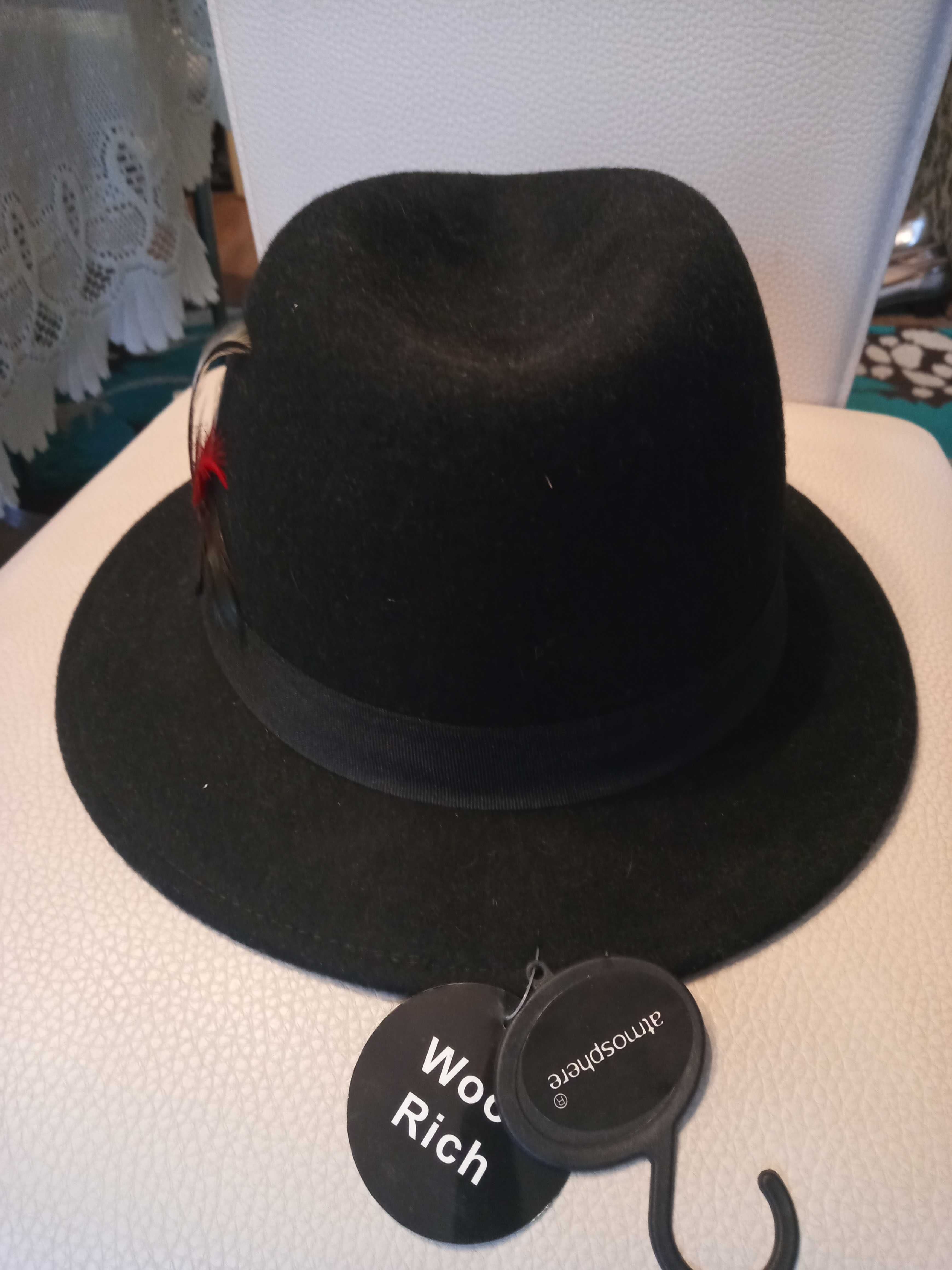 Czarny kapelusz z piorem 55cm