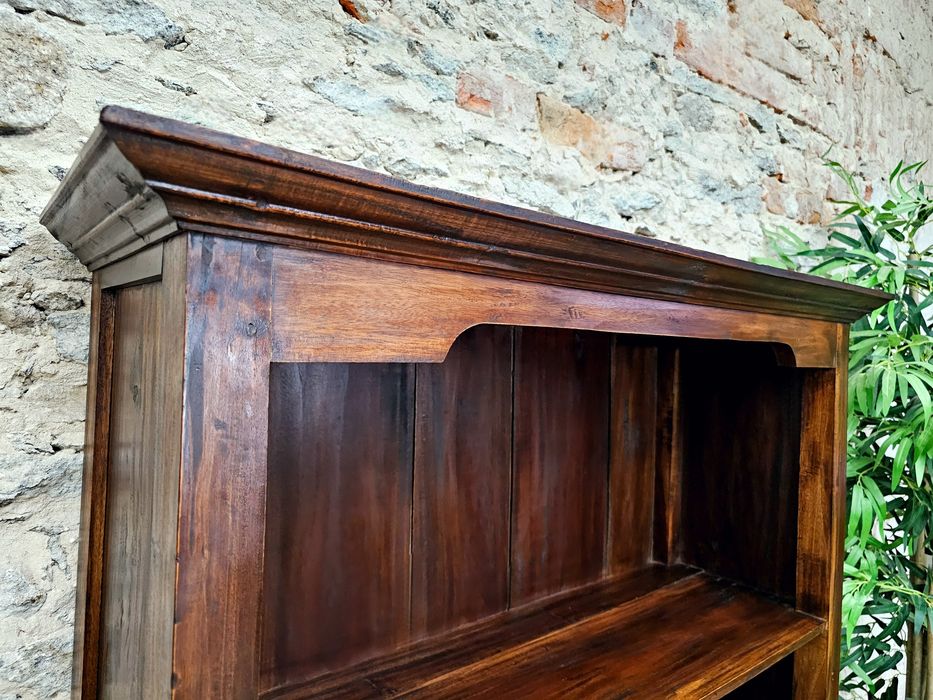 Piękny drewniany regał – solidny, stylowy, pojemny