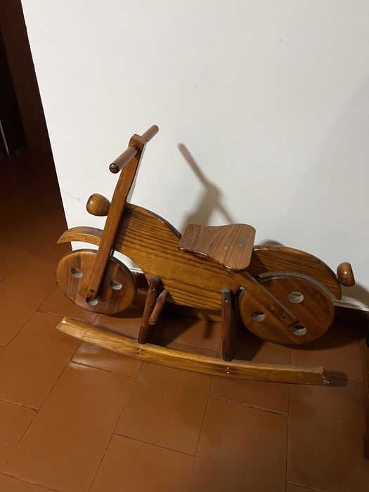 Cavalinho de madeira infantil
