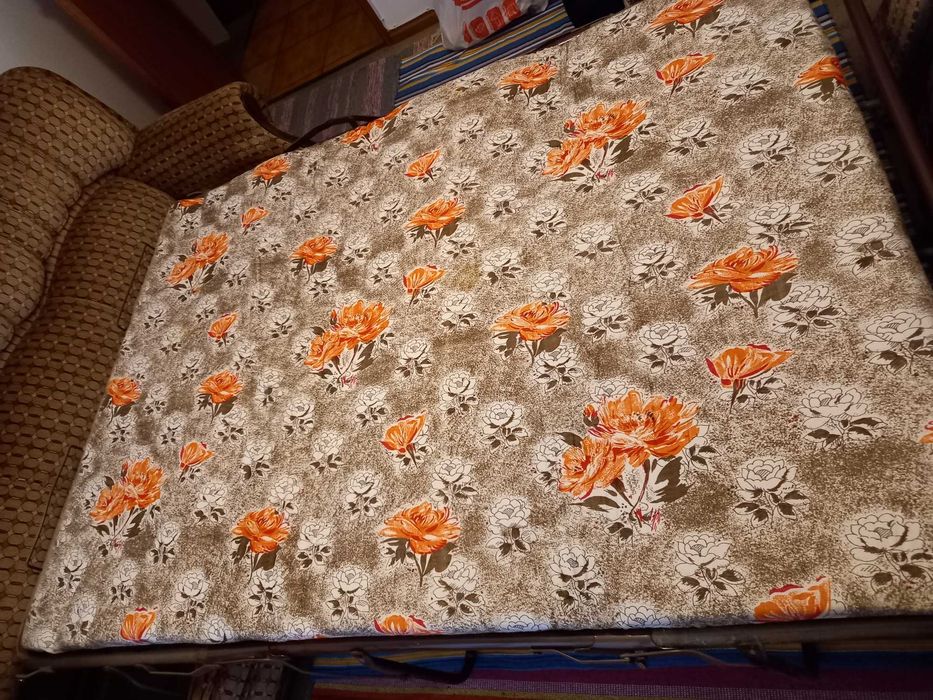 Terno de sofás em lindo tecido aveludado estampado castanho