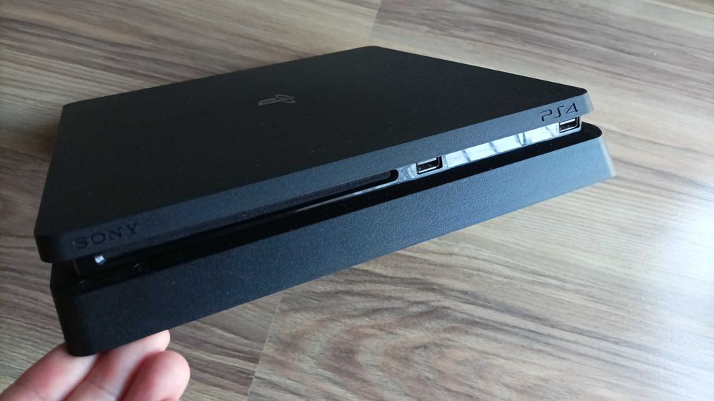 Konsola PlayStation 4 Slim, 1 TB + 2 pady