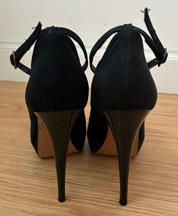 Sapatos pretos compensados de salto alto Bershka