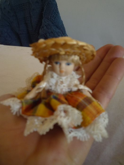 Bonequinha de colecção de Porcelana Antiga em miniatura