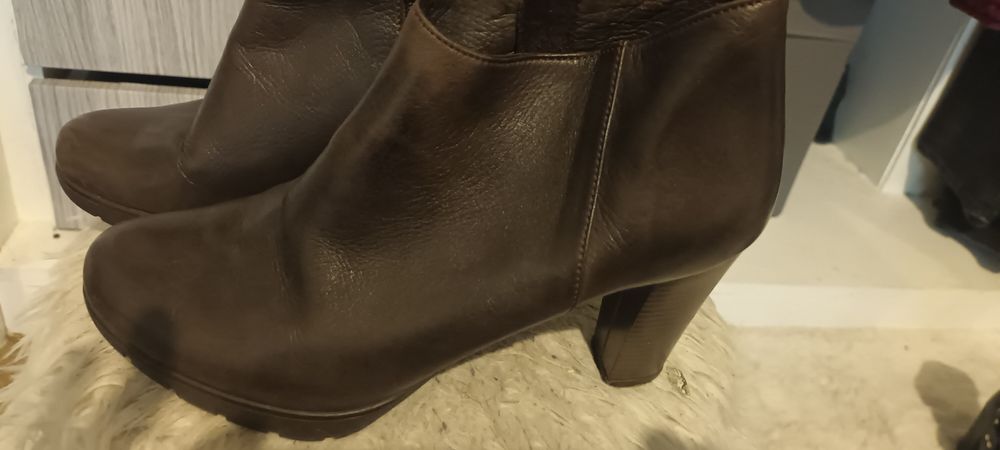Botas todas em pele