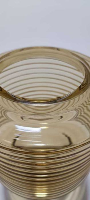 Vaso de vidro castanho e transparente.