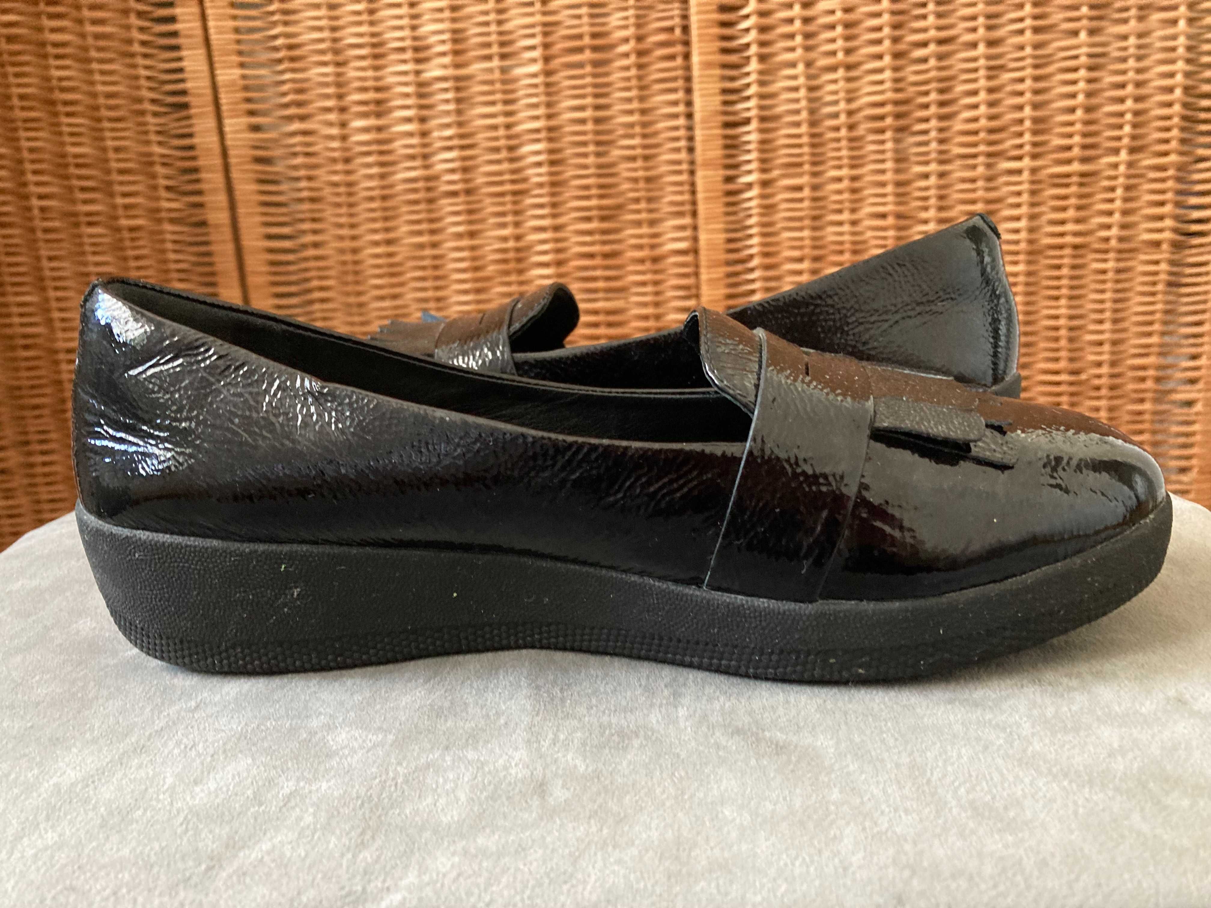 Komfortowe i lekkie skórzane mokasyny FitFlop Superkomff– rozm. 39