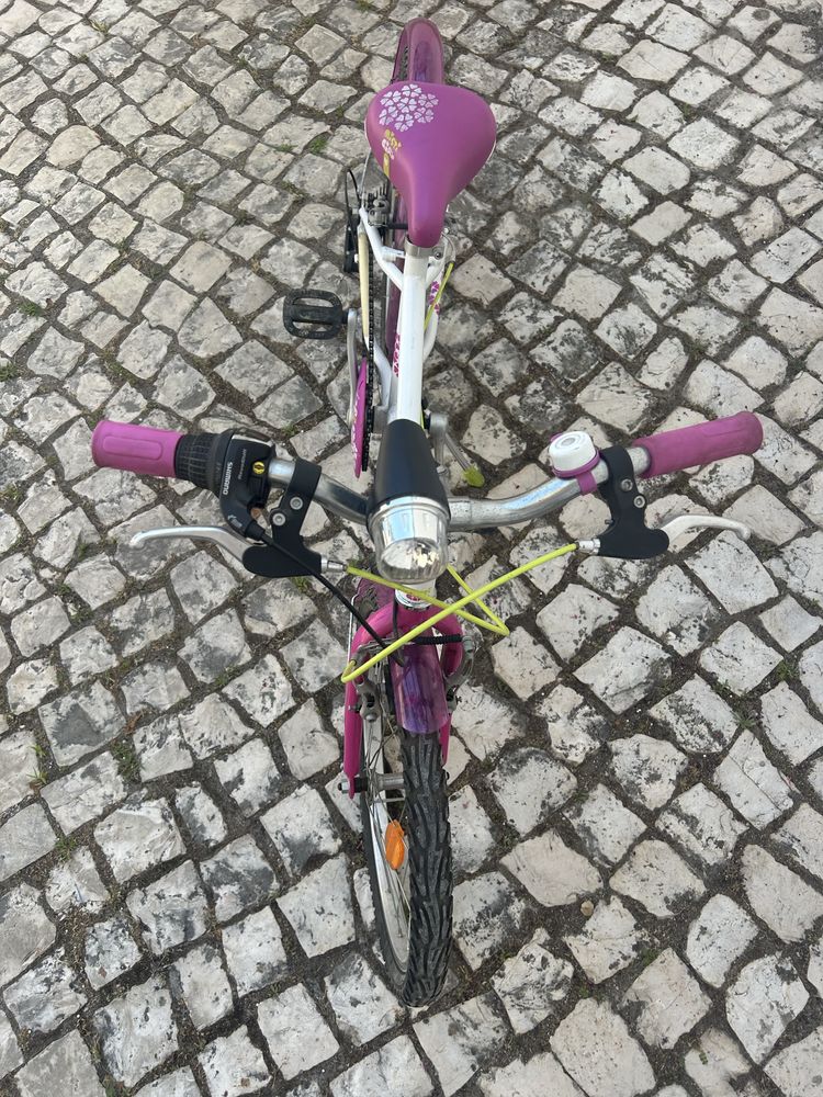 Bicicleta de criança cor de rosa