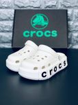 Женские crocs белые на высокой подошве топовые кроксы