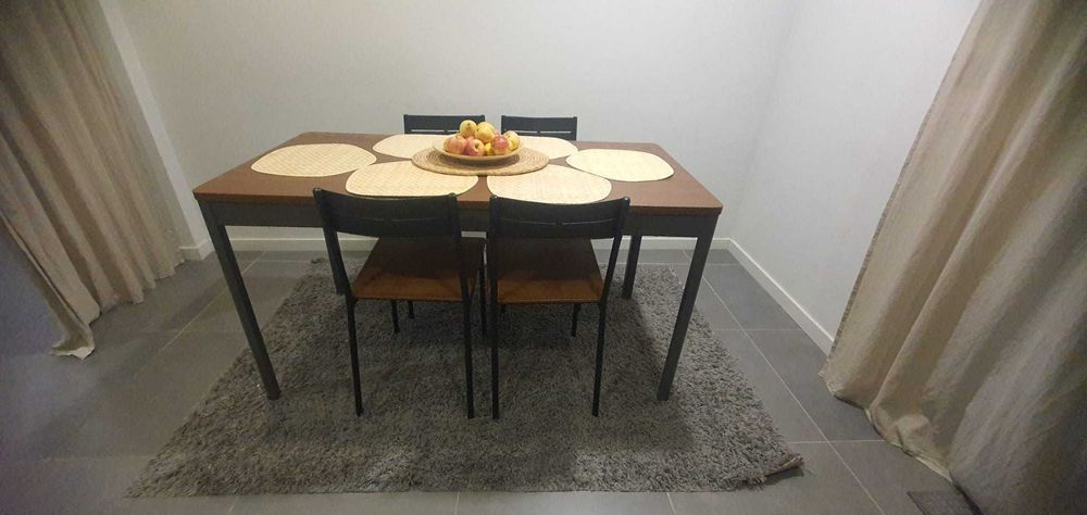 Mesa de jantar com 4 cadeiras com pouco tempo de uso