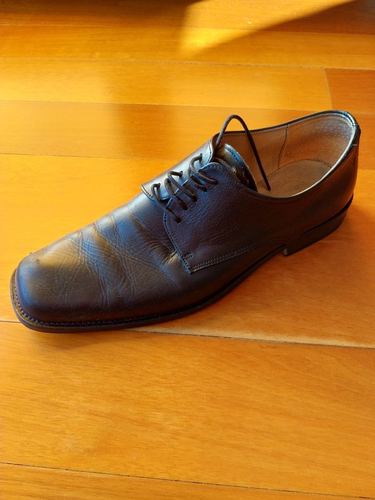 Sapatos de pele traje académico