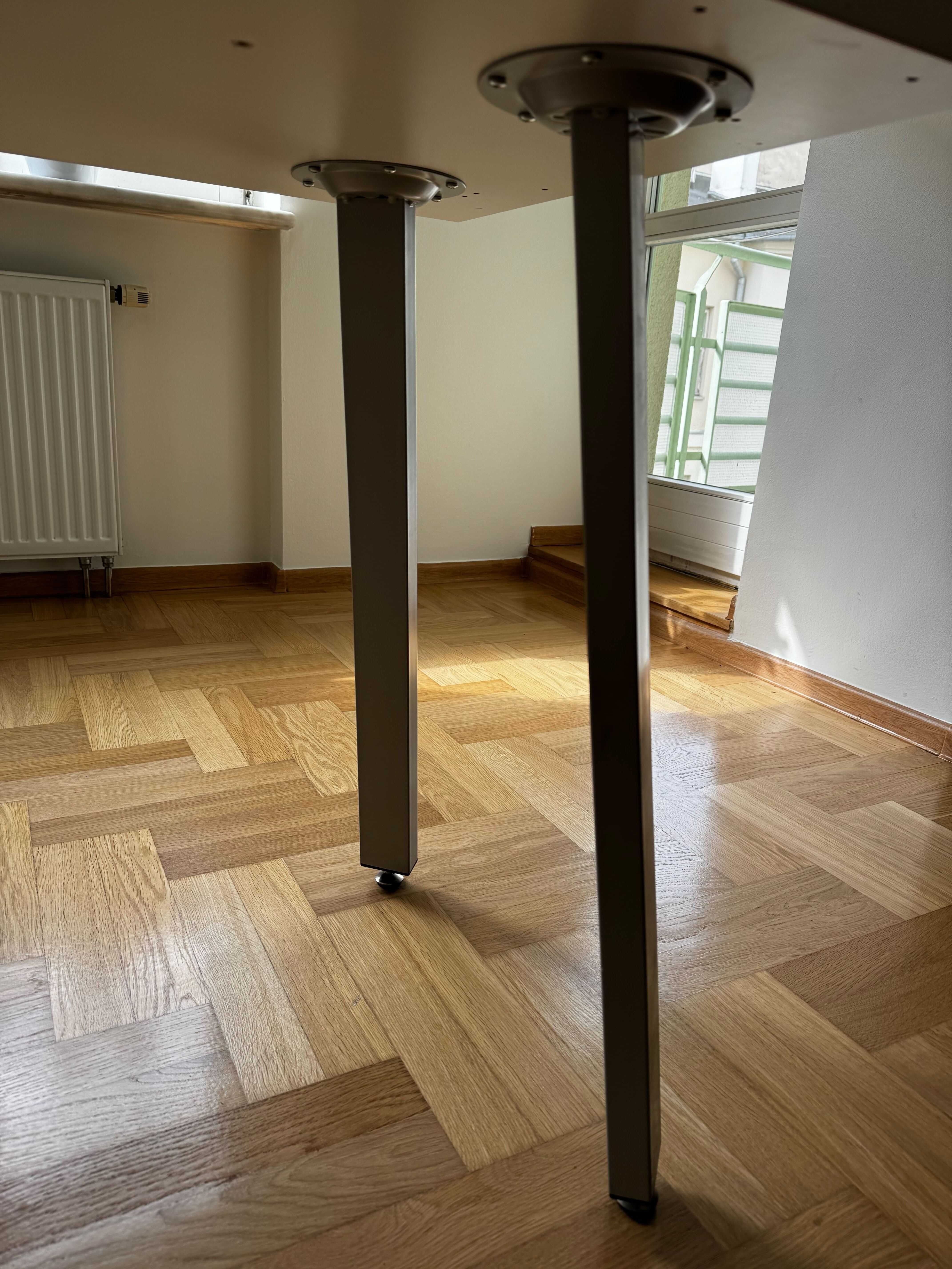 Białe biurko idealne do pracy i domu