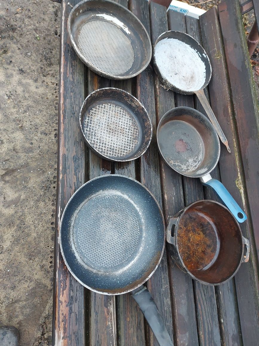 Сковородки разные разных розмеров
