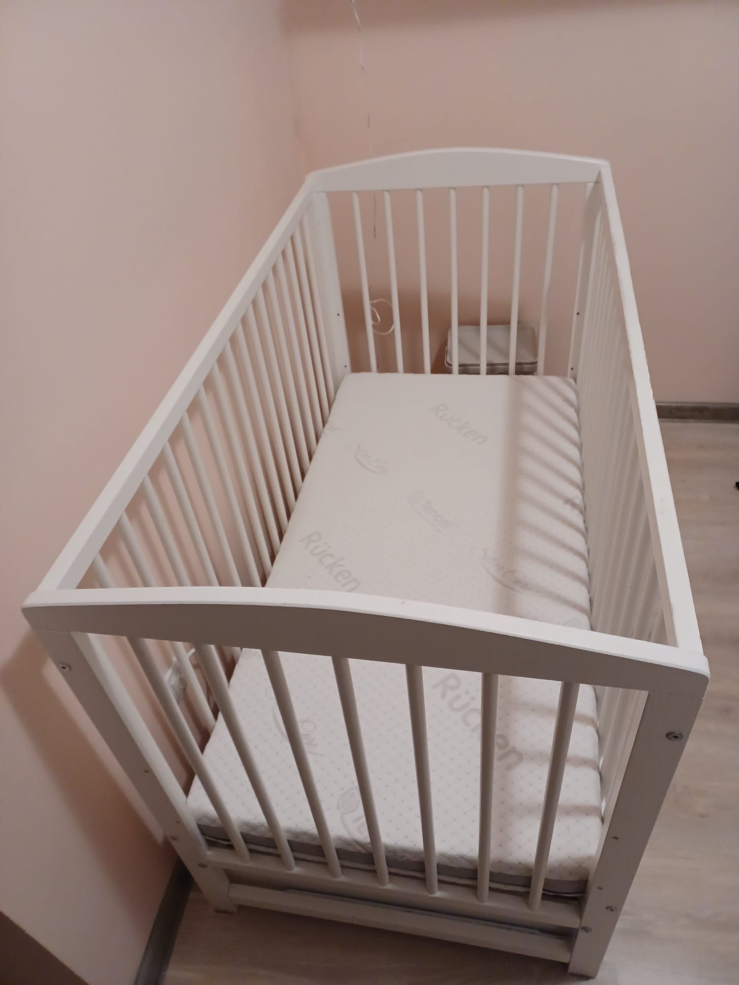 Łóżeczko 60 na 120 cm, plus materac w dobrym stanie odbiór osobisty!!
