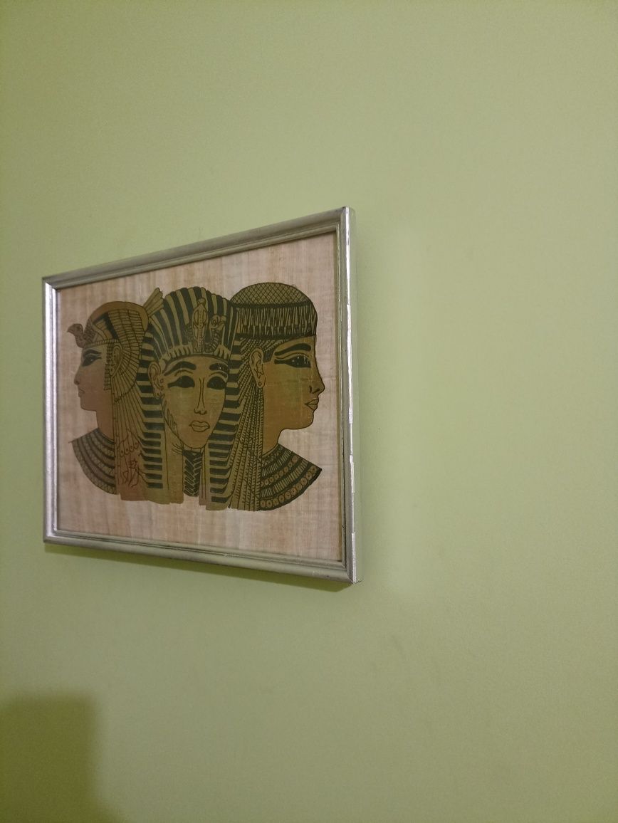 Stary obraz malowany na prawdziwym papirusie w ramie za szkłem.