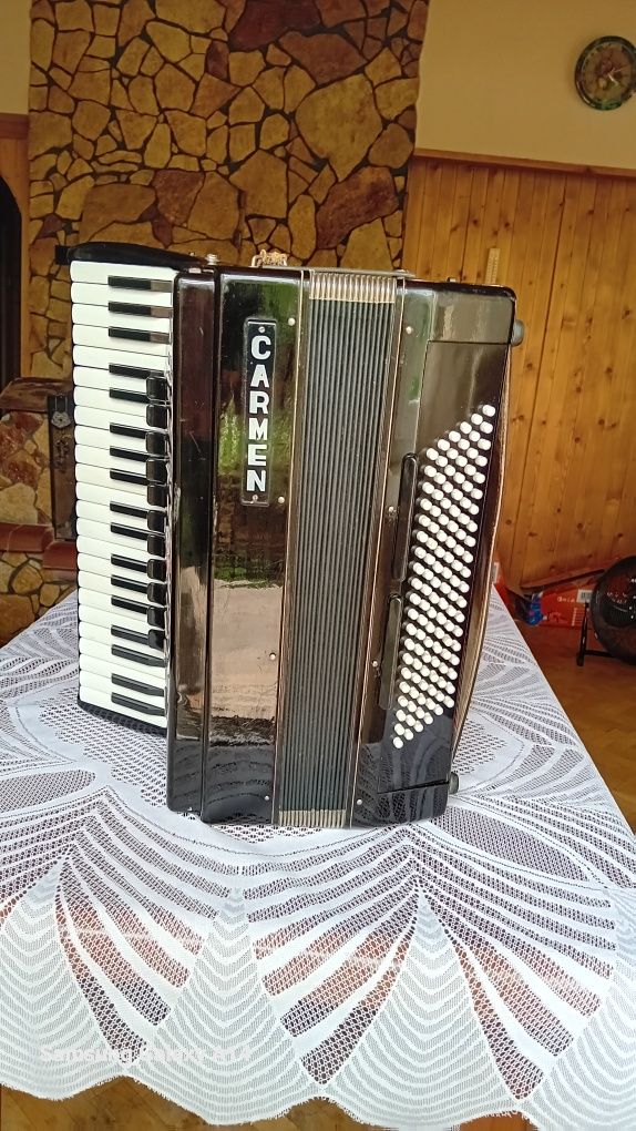 Akordeon carmen 120 basów 4 chórowy .Stan bardzo dobry