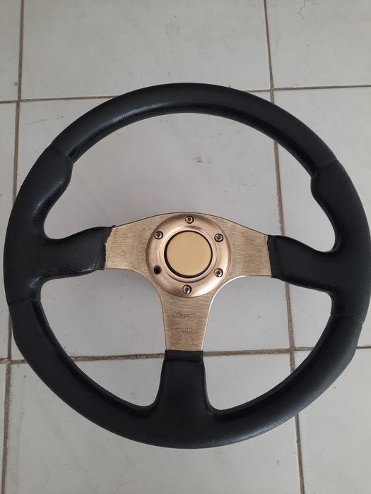 Volante momo cubo nissan