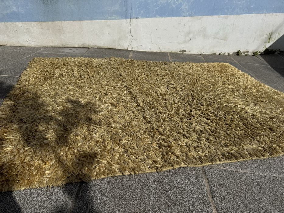 Carpete amarela em bom estado