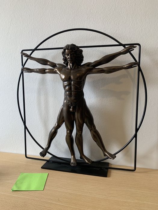 Estatua: Vitruviano de Leonardo DaVinci