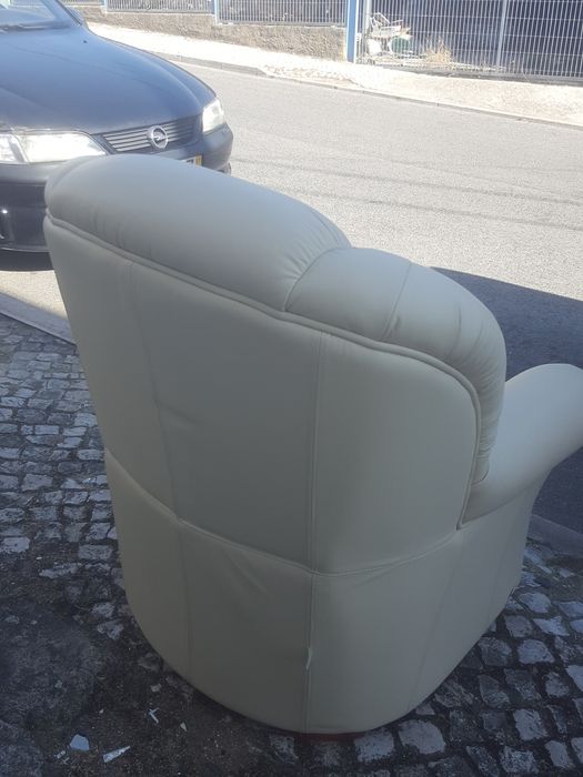 Sofá  em cabedal beje novo e  de marca