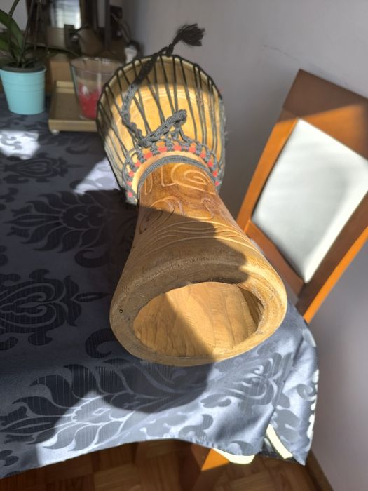Djambe como novo. Diâmetro 22 cm e altura 48 cm