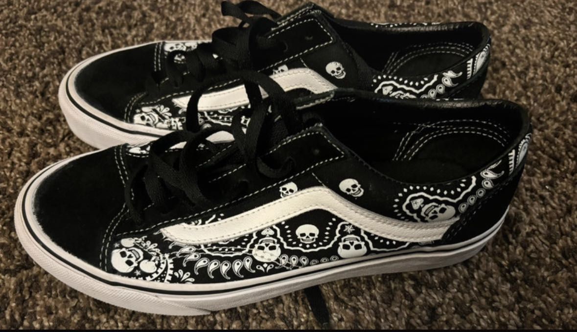 Ténis com caveiras da Vans