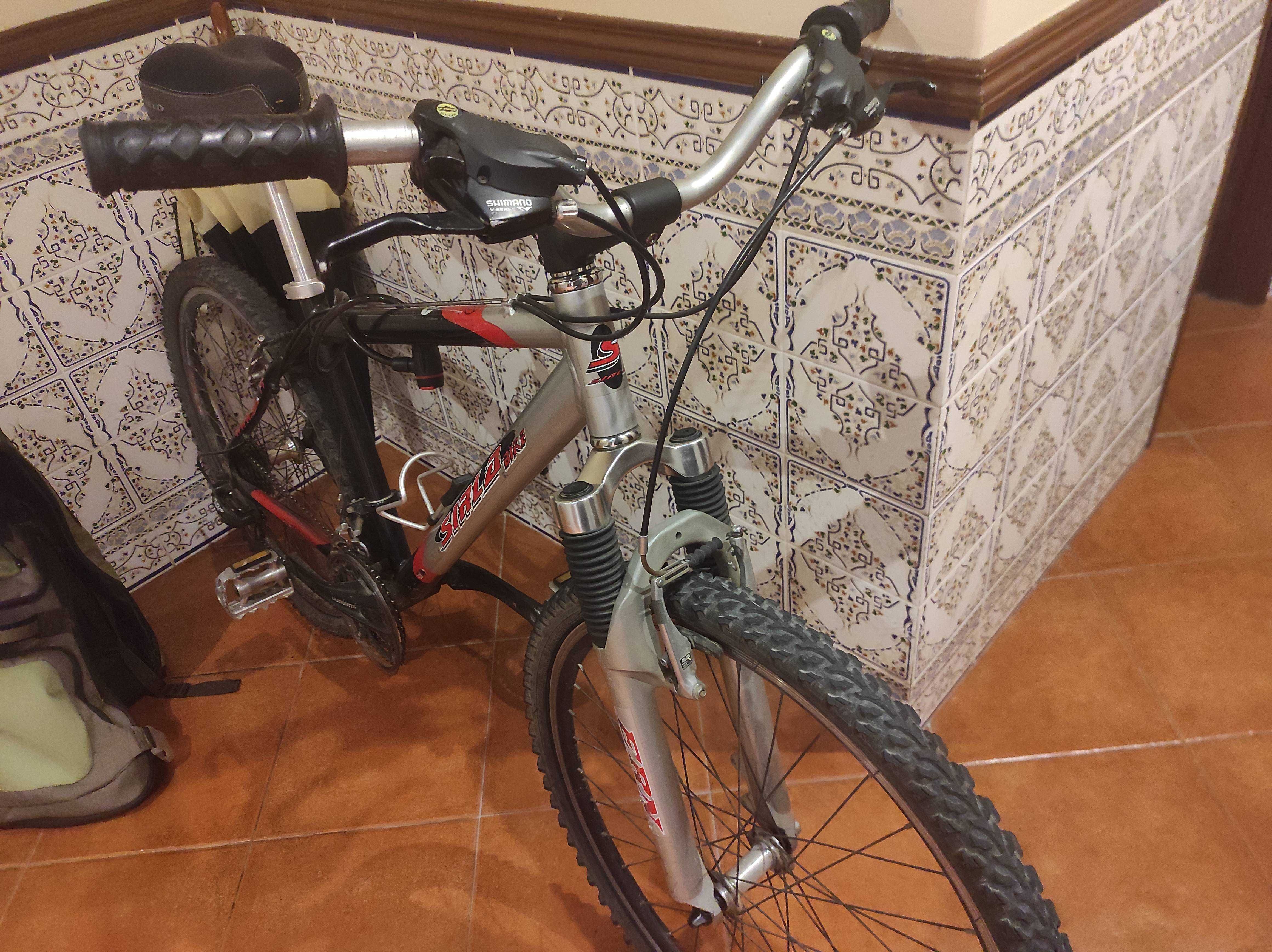 Bicicleta Vermelha e Preta