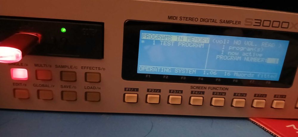 AKAI S3000XL 32MB RAM 8 canais out