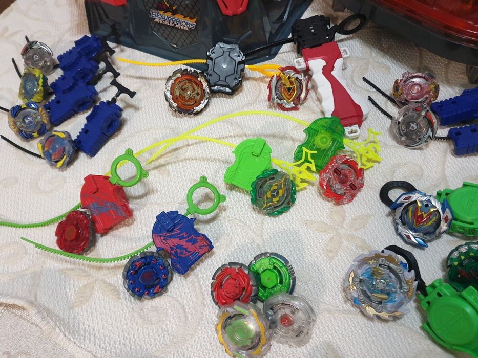 Conjunto de Beyblades, oferta das arenas.