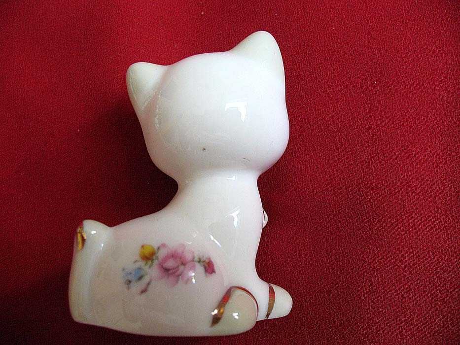Kot - biały - powabna kicia - figurka porcelana - 6 x 5 x 4 cm