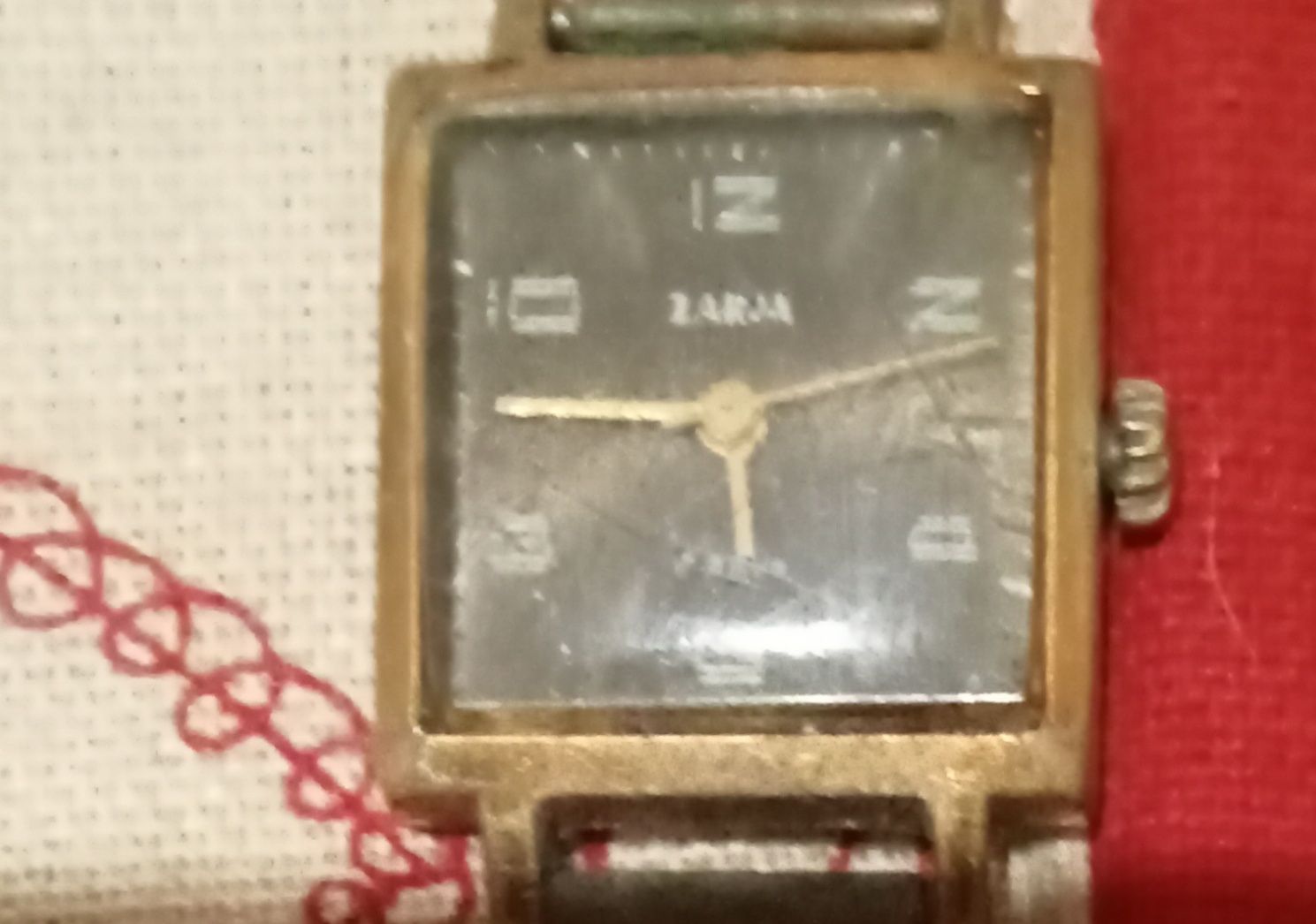 Stary nakręcany zegarek Zaria.
