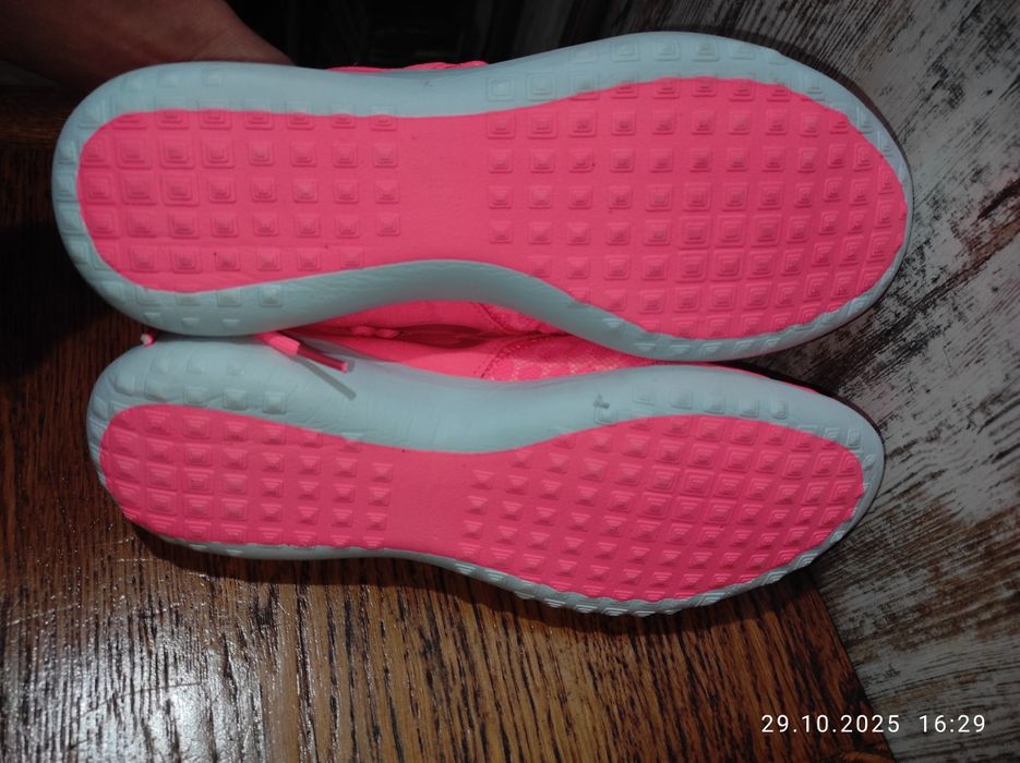 Нові кросівки Nike