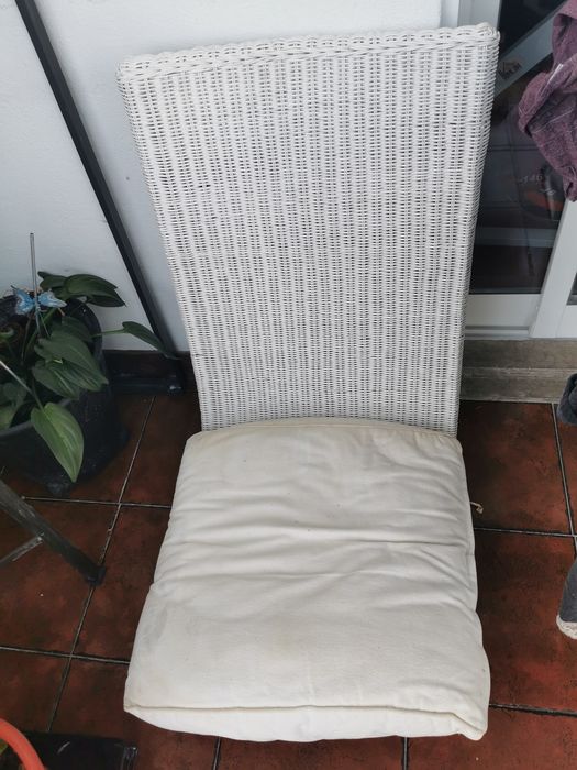 Cadeira exterior com almofada.