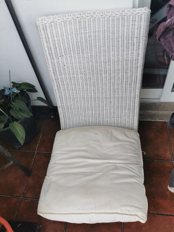 Cadeira exterior com almofada.