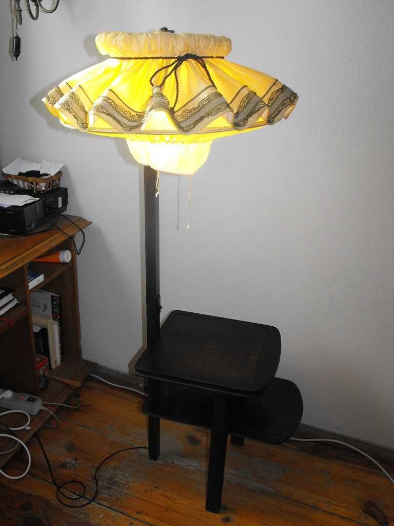 Stara, drewniana lampa podłogowa ze stolikiem