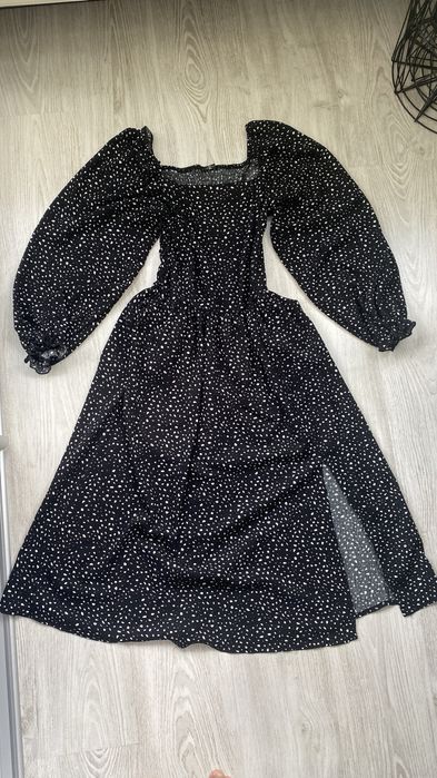 Чорна сукня міді