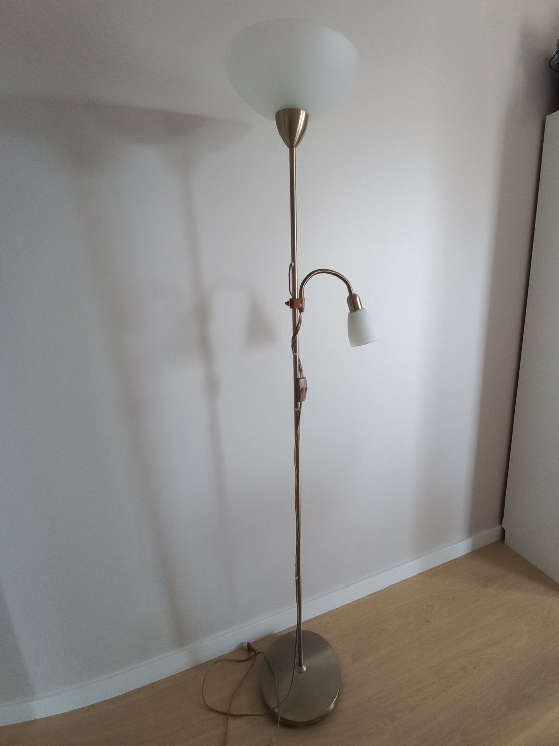 Lampa stojąca do salonu pokoju pokojowa z kloszami