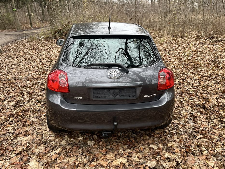 Тойота Auris 1.6 бензин