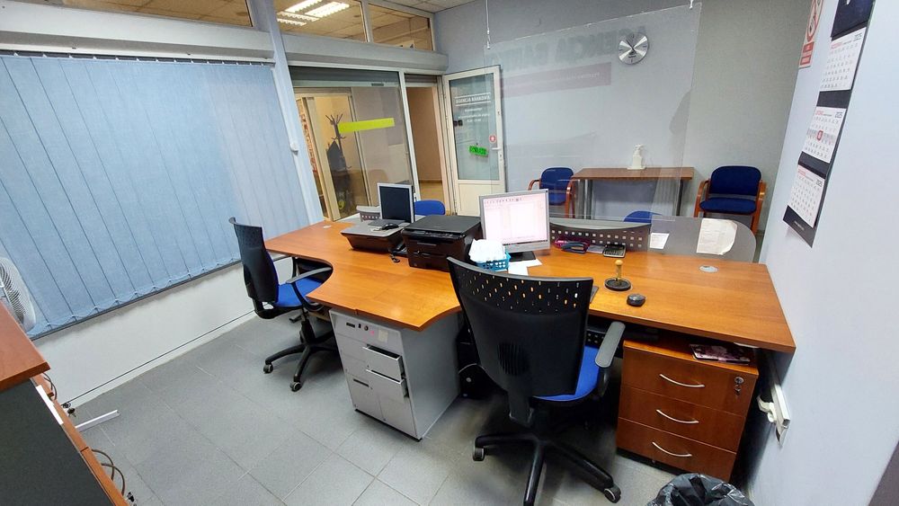 Biurka szafki krzesła meble biurowe