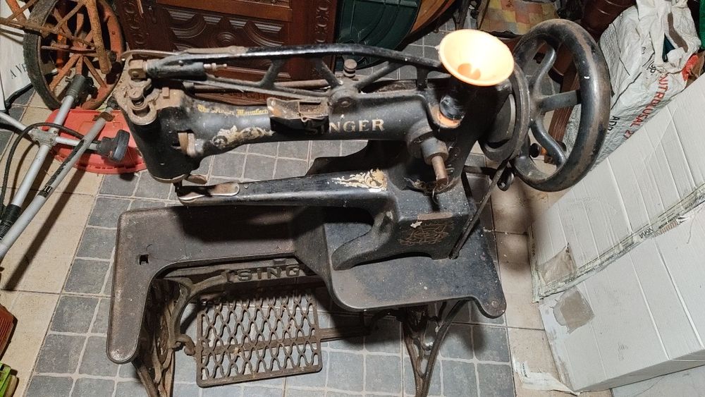 Máquina de cozer cabedal antiga, marca "Singer"